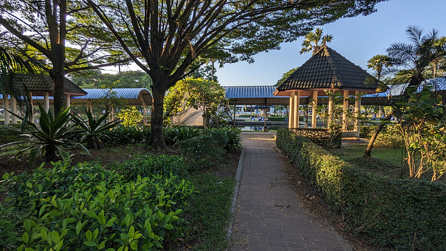 Kiosque, haies et passerelle / Kiosk, hedges and footbridge