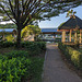 Kiosque, haies et passerelle / Kiosk, hedges and footbridge