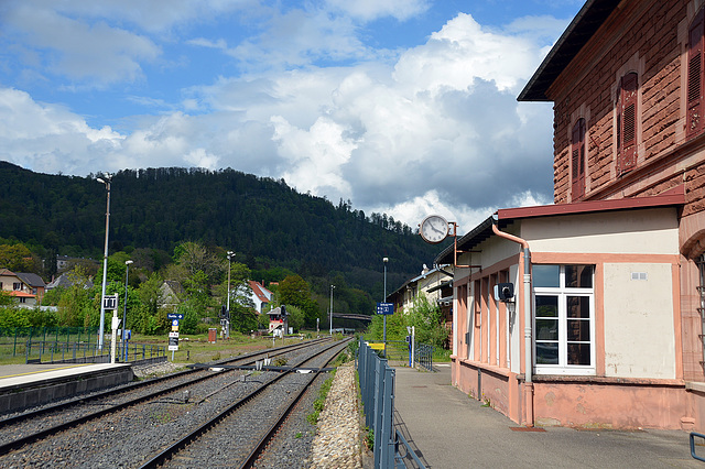 In Schirmeck warten auf den Zug