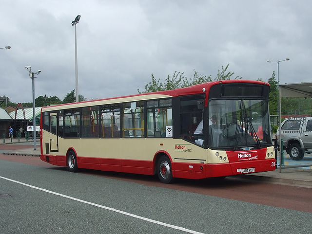 DSCF7791 Halton Borough Transport 31 (DA02 PUY) in Widnes - 16 Jun 2017