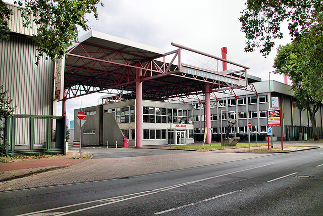 Einfahrt des Freihafens mit Zollhaus (Duisburg-Ruhrort) / 22.07.2023