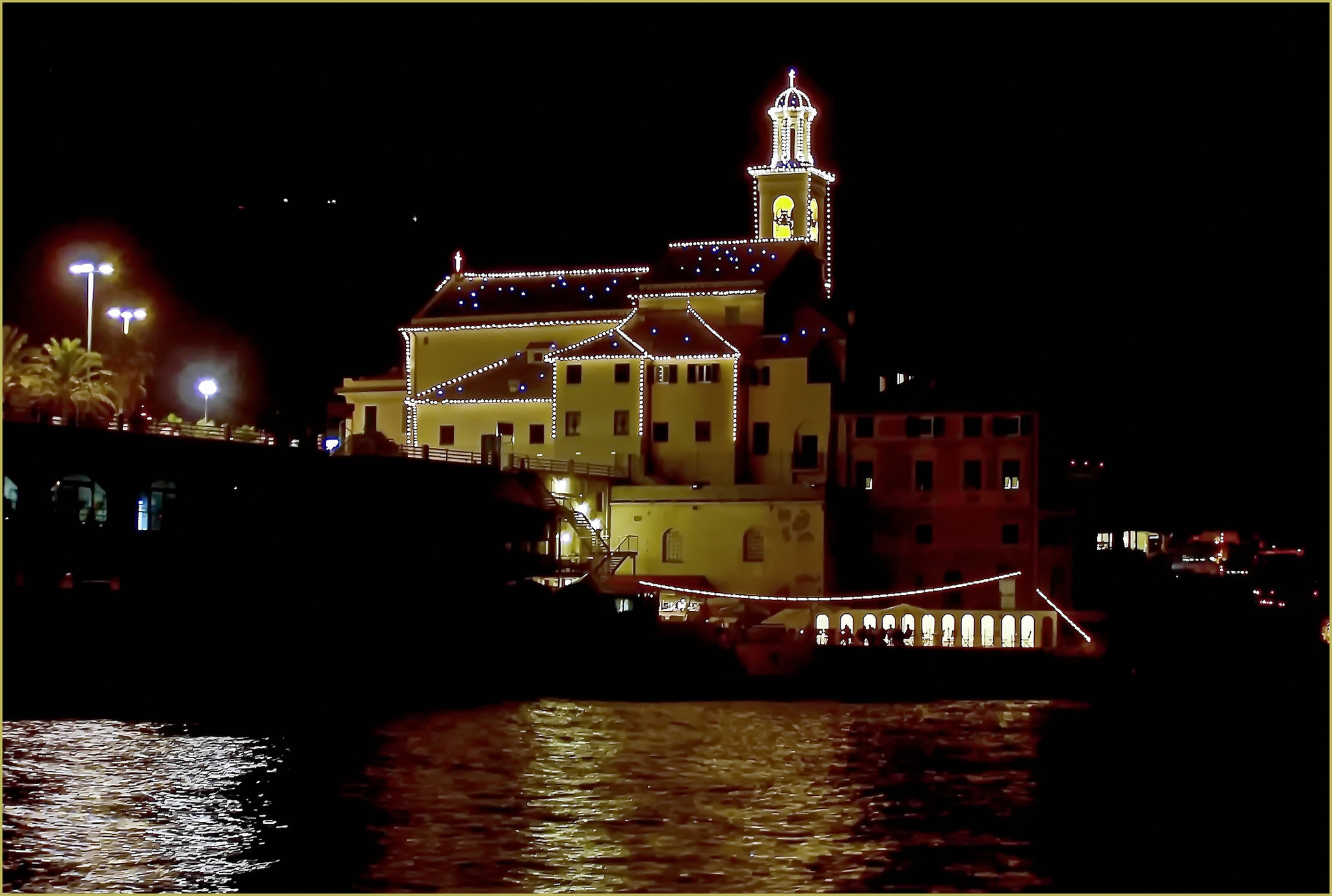 La chiesa di Sant'Antonio a Boccadasse vestita a festa il 13 giugno di ogni anno