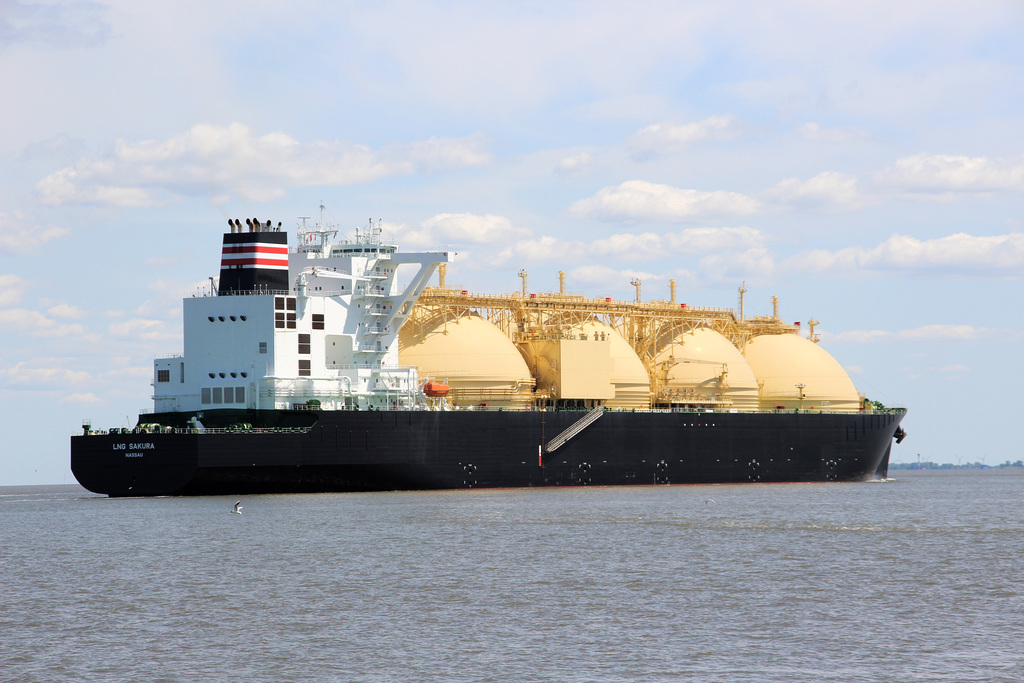 Gas-Tanker    LNG SAKURA  (2)