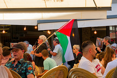 Manifestation parmi un public indifférent