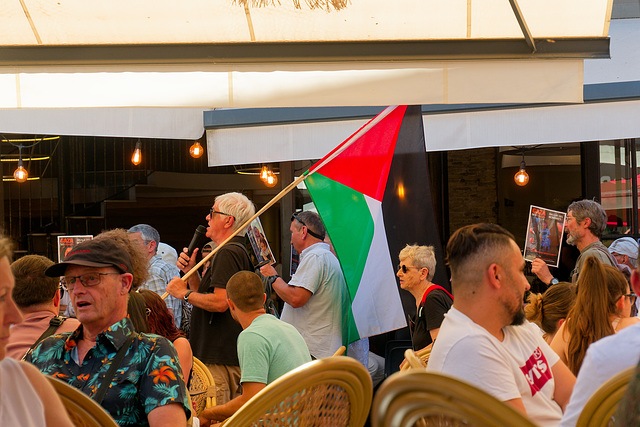 Manifestation parmi un public indifférent