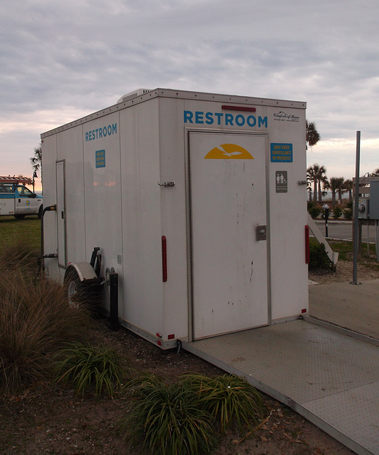 Restrooms on wheels / WC sur roues