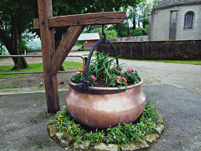 Käsekessel vor der Käserei in Granges sur Baume