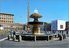 Vaticano : Piazza San Pietro, una delle due  fontane del Bernini , l'obelisc0 centrale, il colonnato del Bernini - la Basilica a sinistra (fuori campo)