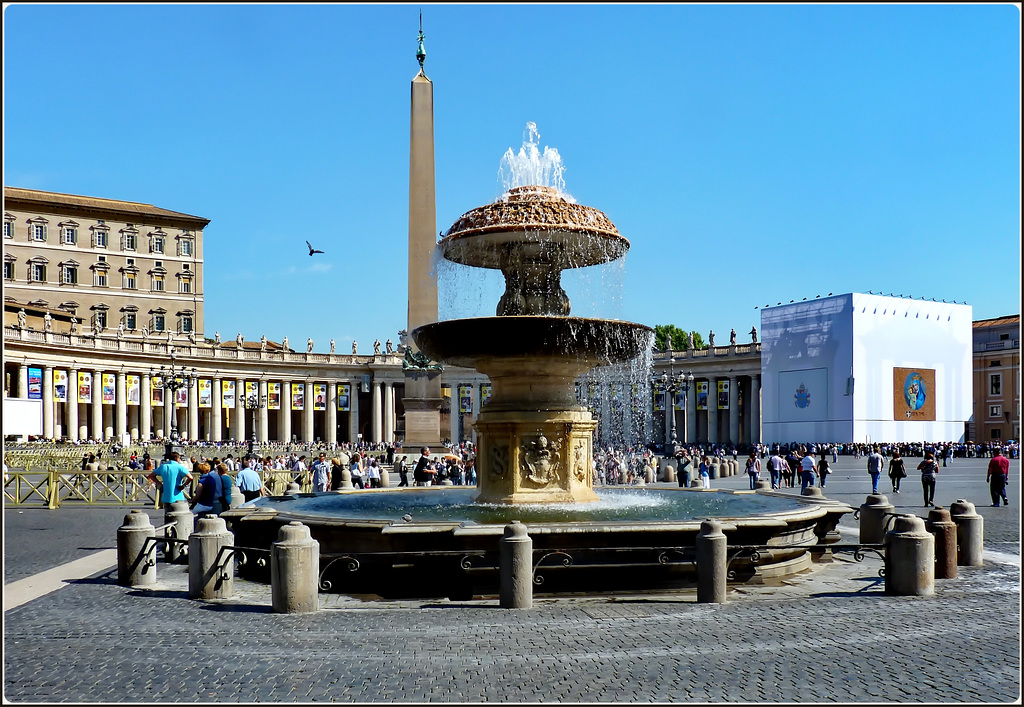 Vaticano : Piazza San Pietro, una delle due  fontane del Bernini , l'obelisc0 centrale, il colonnato del Bernini - la Basilica a sinistra (fuori campo)