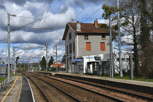 ARC ET SENANS (25) Ballade aux Salines: La gare.