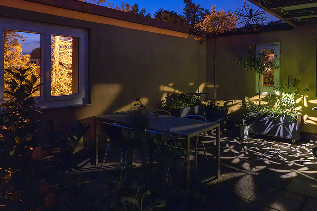 Terrasse mit Lichtspiel