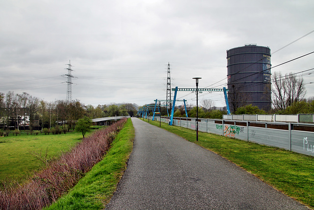 Weg neben der ÖPNV-Trasse (Oberhausen-Osterfeld) / 15.04.2023