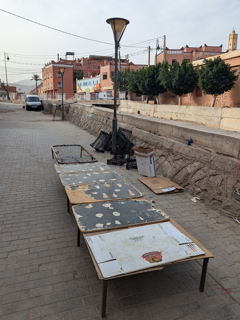 Des lits pour fakirs SDF ?? / Dropout beds for homeless fakirs??