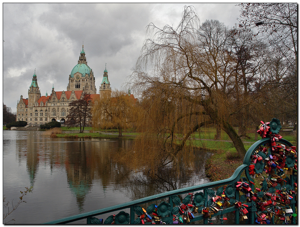 Neues Rathaus mit Brücke