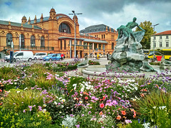 Schwerin, Bahnhof und Brunnen