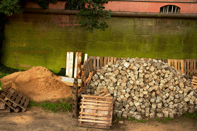 Baumaterial im Schlossgraben