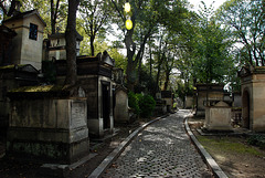 Pavé de bonnes intentions pour la Toussaint -  Père-Lachaise .