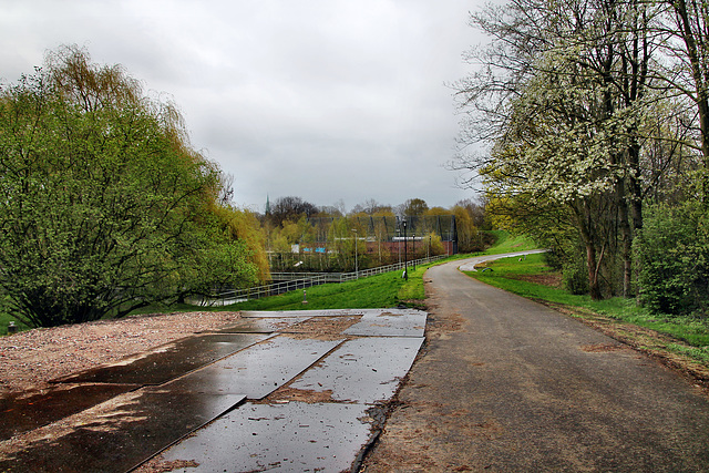 Weg am ehemaligen Klärbecken (Oberhausen-Osterfeld) / 15.04.2023