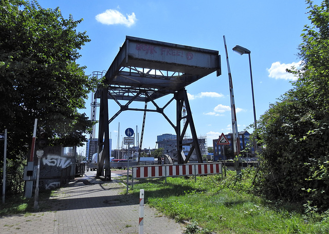 Holzhafen-Klappbrücke