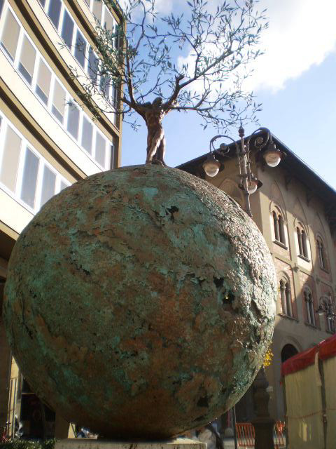 "The World is inside us" - sculpture by Andrea Roggi.