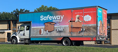 Safeway moving on wheels / Un chien mignon qui déménage