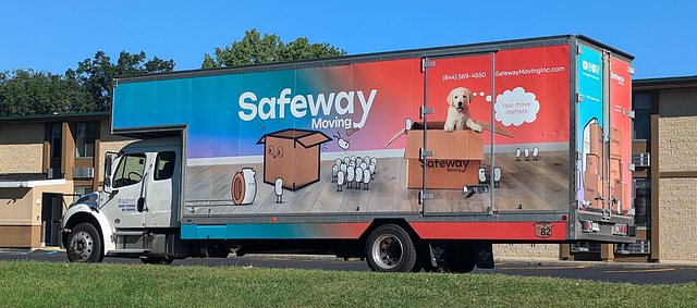 Safeway moving on wheels / Un chien mignon qui déménage