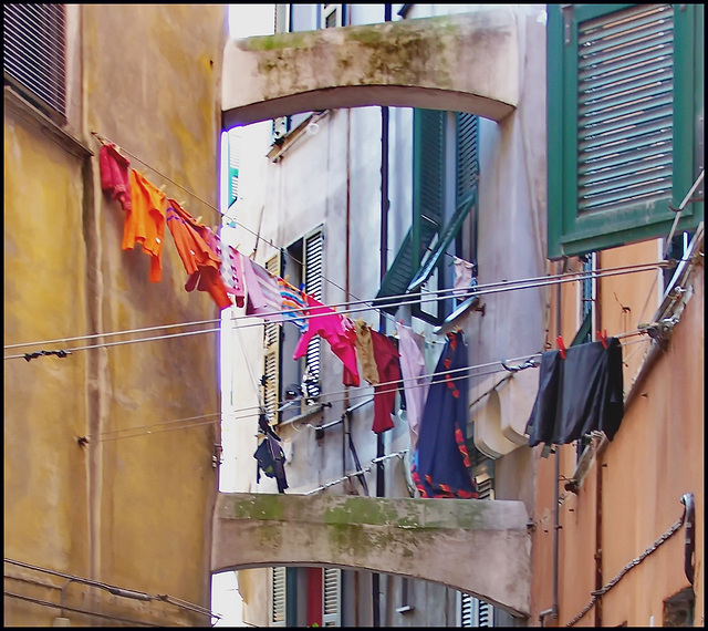 Oggetti appesi : panni stesi nel centro storico di Genova