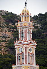 Glockenturm der Kirche von Kloster Panormitis auf der Insel Symi