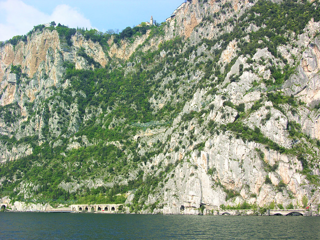 Kirche und Straßentunnel am Gardasee