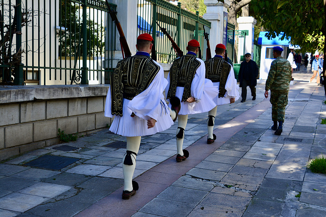 Athens 2020 – Evzones marching