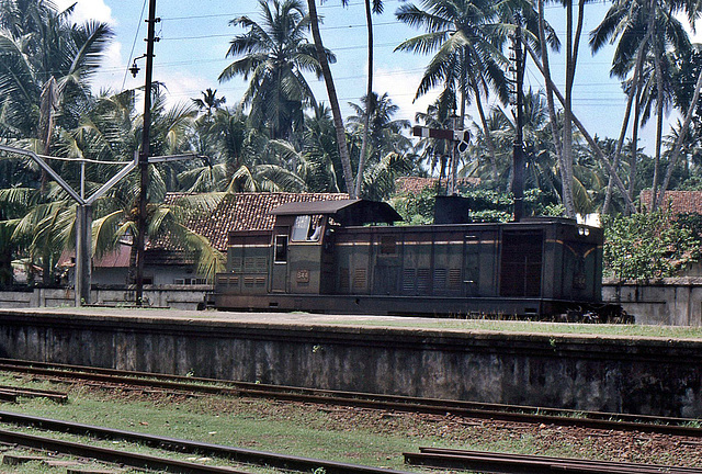 Diesel Lokomotive im Bahnhof Bruwala auf Sri Lanka 1982