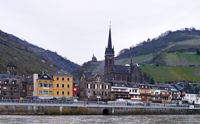 St.Bonifatius Kirche und oben die Klemens Kapelle /in Bacharach