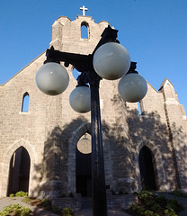 3 quatre ballons, une croix