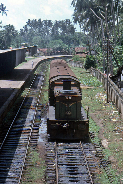 Personenzug auf Nebengeleise im Bahnhof Beruwala auf Sri Lanka 1982