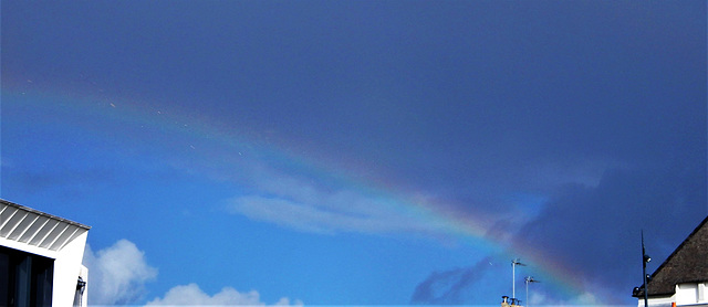 sur le toit un arc en ciel