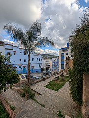 Un ciel nuageux au-dessus d'une ville de rêve / A cloudy sky above a dreamy town