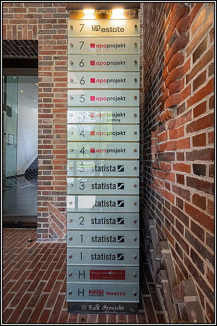 16 Schilder für 5 Mieter 16 Schilder für 5 Mieter