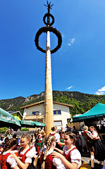 Tanz unter dem Maibaum