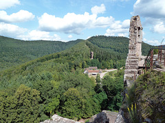 Blick von der Burg Fleckenstein zur Burgruine Langenfels