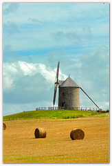 Le moulin et les balles de foin