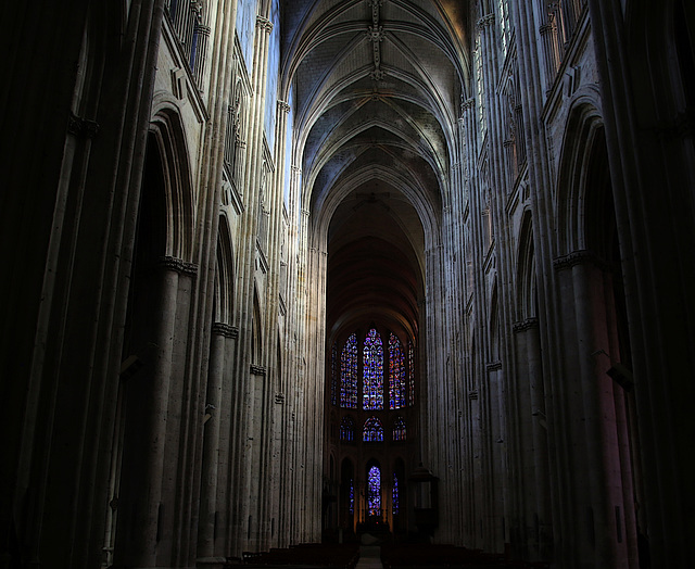 La nef et le choeur .