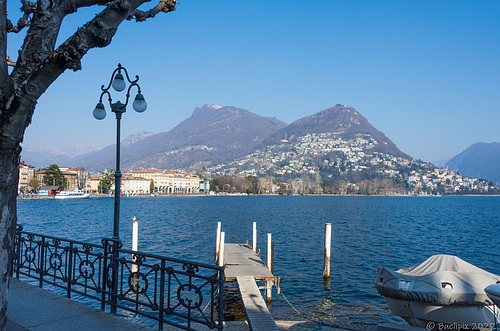 Lugano - Riva Vincenzo Vela ... Blick über den Luganersee zum Monte Brè (© Buelipix)