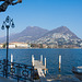 Lugano - Riva Vincenzo Vela ... Blick über den Luganersee zum Monte Brè (© Buelipix)
