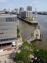 Sicht Elbeaufwärts von der Elbphilharmonie und der Einfahrt zum Grasbrookhafen
