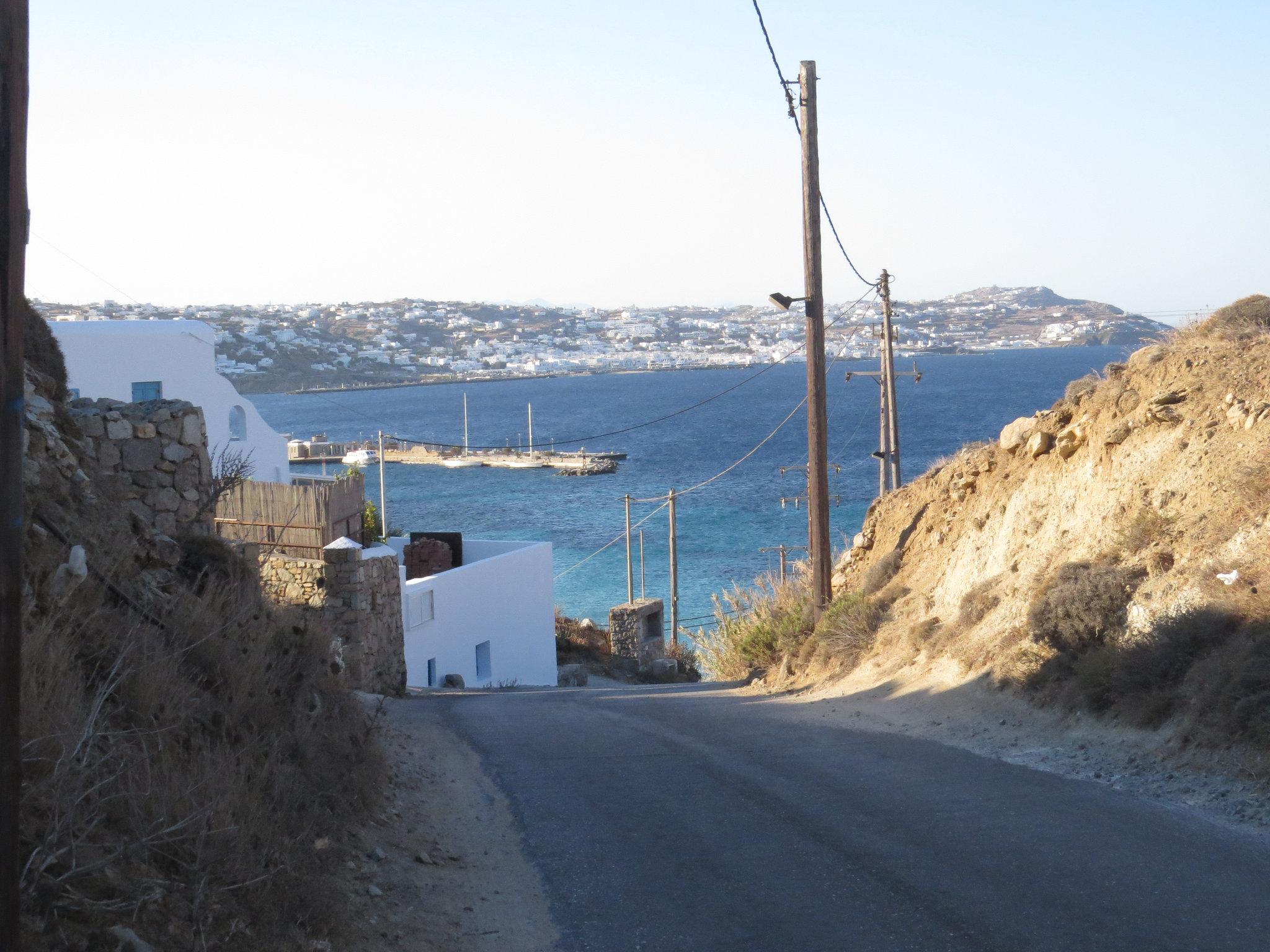 Vue sur le vieux port de Mykonos au petit matin.