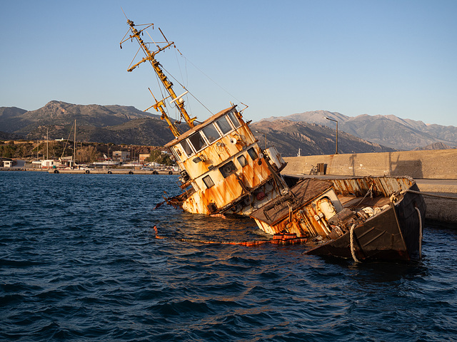 Wrack im Hafen von Paleochora