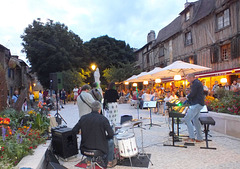 Soirs d'été dans la vieille ville de Bergerac devant cyrano qui rêve à la lune.