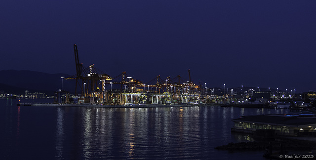 night @ W Waterfront Rd - Blick auf Vancouver Harbour ... pls. press "z" for view on black backgound  (© Buelipix)