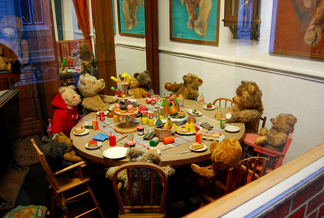 Bears enjoying their food! Bears enjoying their food!