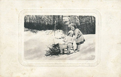 Kristnaska bildkarto, knabinetoj sledantaj, 1920